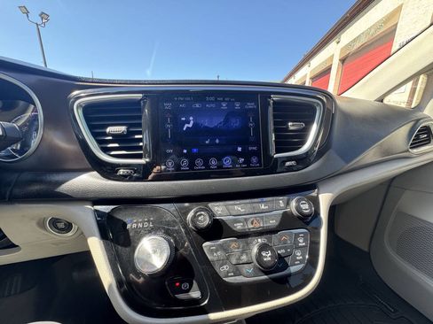 Used 2017 Chrysler Pacifica Touring-L Plus w/ Advanced Safetytec Group FWD image 35