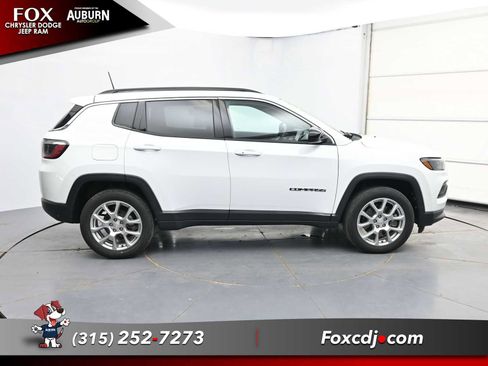 Used 2023 Jeep Compass Latitude AWD/4WD image 17