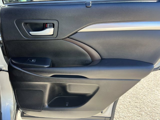 Used 2018 Toyota Highlander XLE AWD/4WD image 25