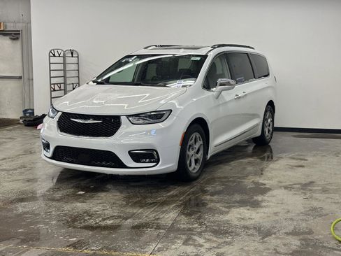 Used 2022 Chrysler Pacifica Limited image 6