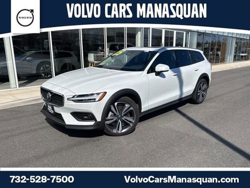 Used 2025 Volvo V60 B5 Cross Country Plus image 1