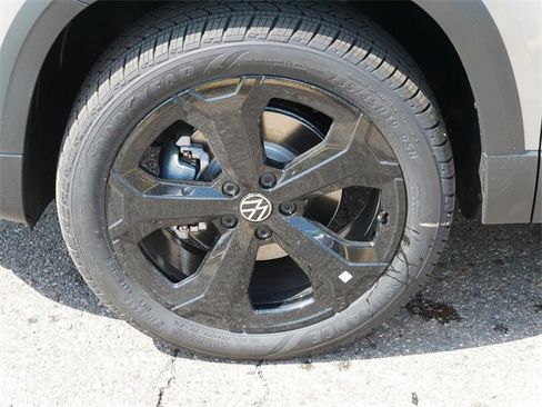 New 2025 Volkswagen Taos SEL image 5