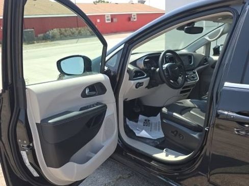 Used 2024 Chrysler Pacifica Touring-L FWD image 9