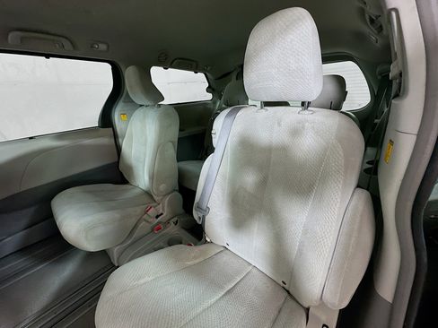 Used 2011 Toyota Sienna LE w/ Towing Pkg FWD image 22
