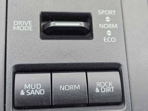 Used 2023 Toyota Highlander LE AWD/4WD image 37
