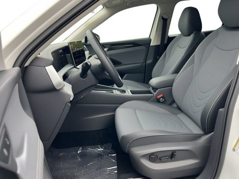 Used 2025 Volkswagen Tiguan SE w/ Panoramic Sunroof Package AWD/4WD image 6