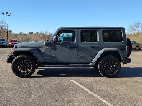 Used 2025 Jeep Wrangler Sahara image 6