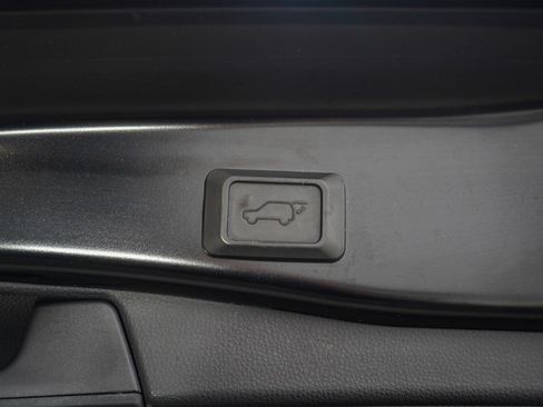 Used 2020 Toyota RAV4 XLE w/ Convenience Package image 11