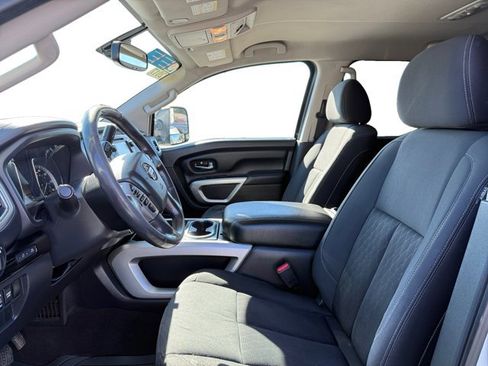 Used 2017 Nissan Titan SV image 10