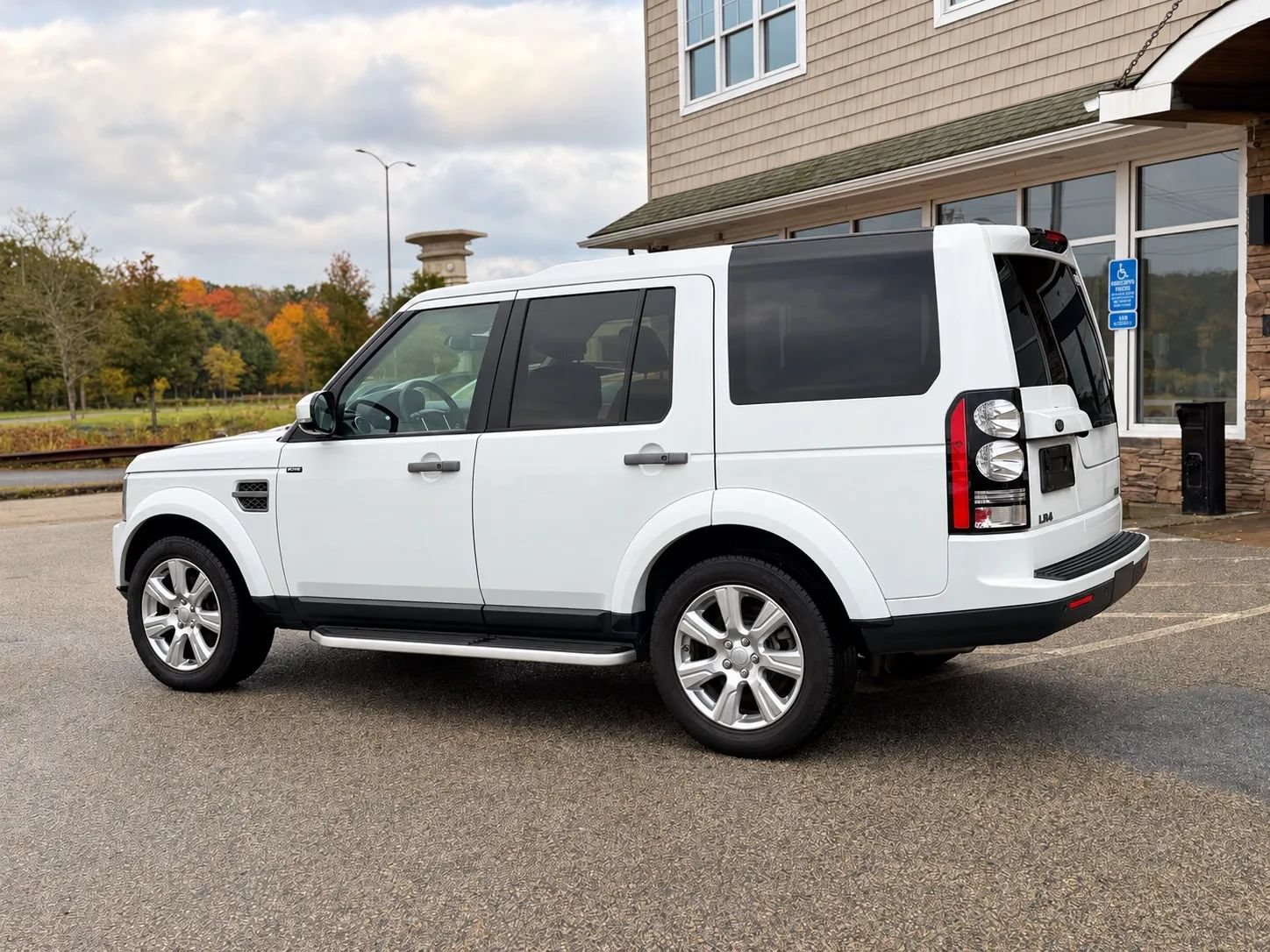 Used 2016 Land Rover LR4 HSE Silver Edition AWD/4WD image 14