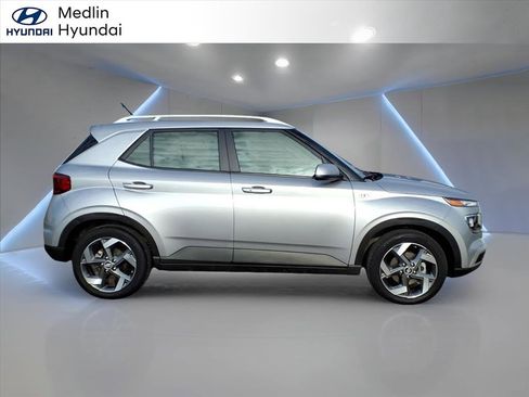 Used 2024 Hyundai Venue SEL image 2