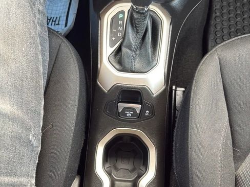 Used 2017 Jeep Renegade Latitude w/ Popular Equipment Group image 20