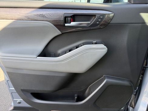 Used 2022 Toyota Highlander Platinum image 13