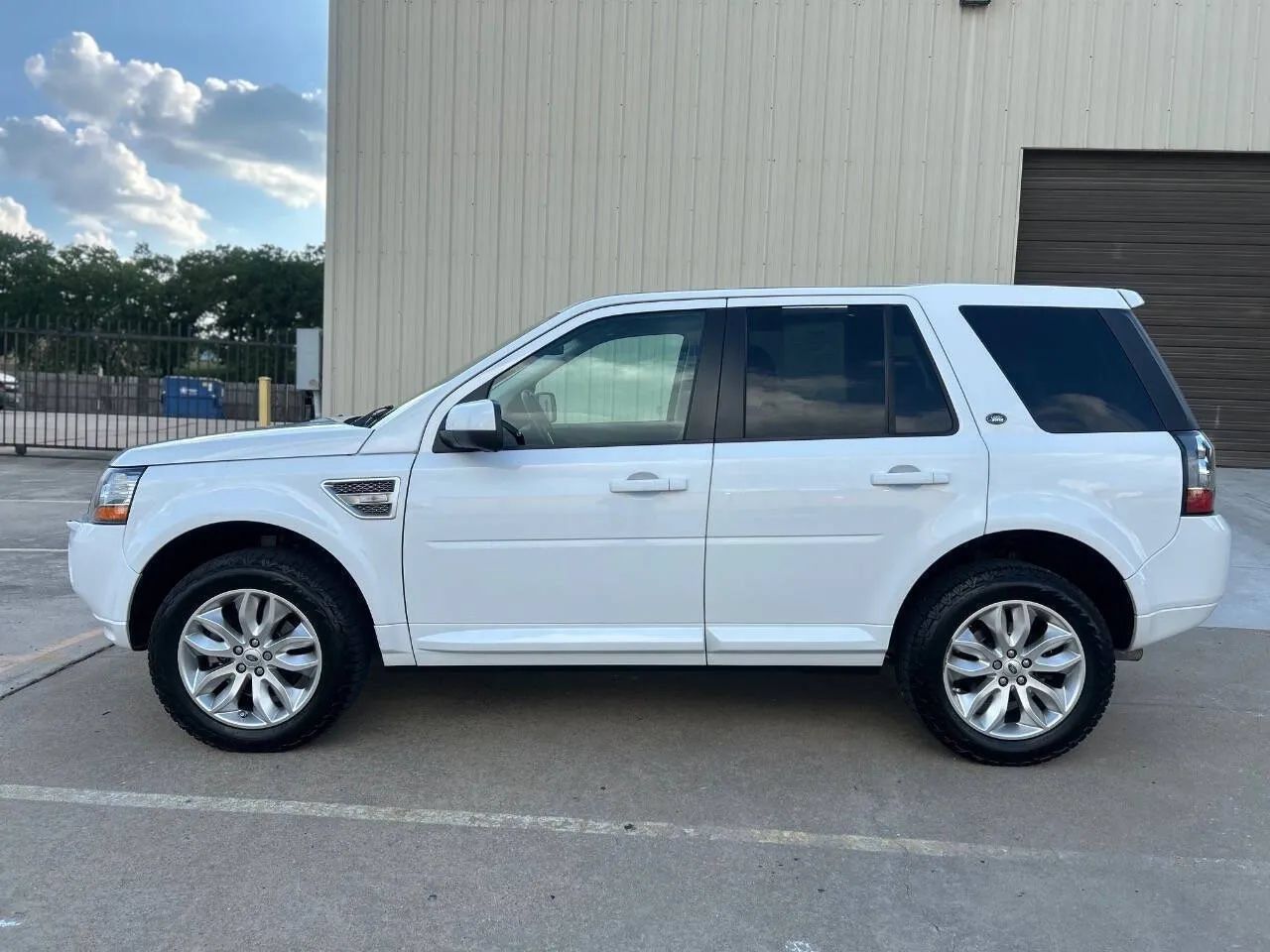 Used 2014 Land Rover LR2 AWD/4WD image 9