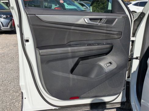 Used 2025 Volkswagen Atlas Cross Sport SE image 2