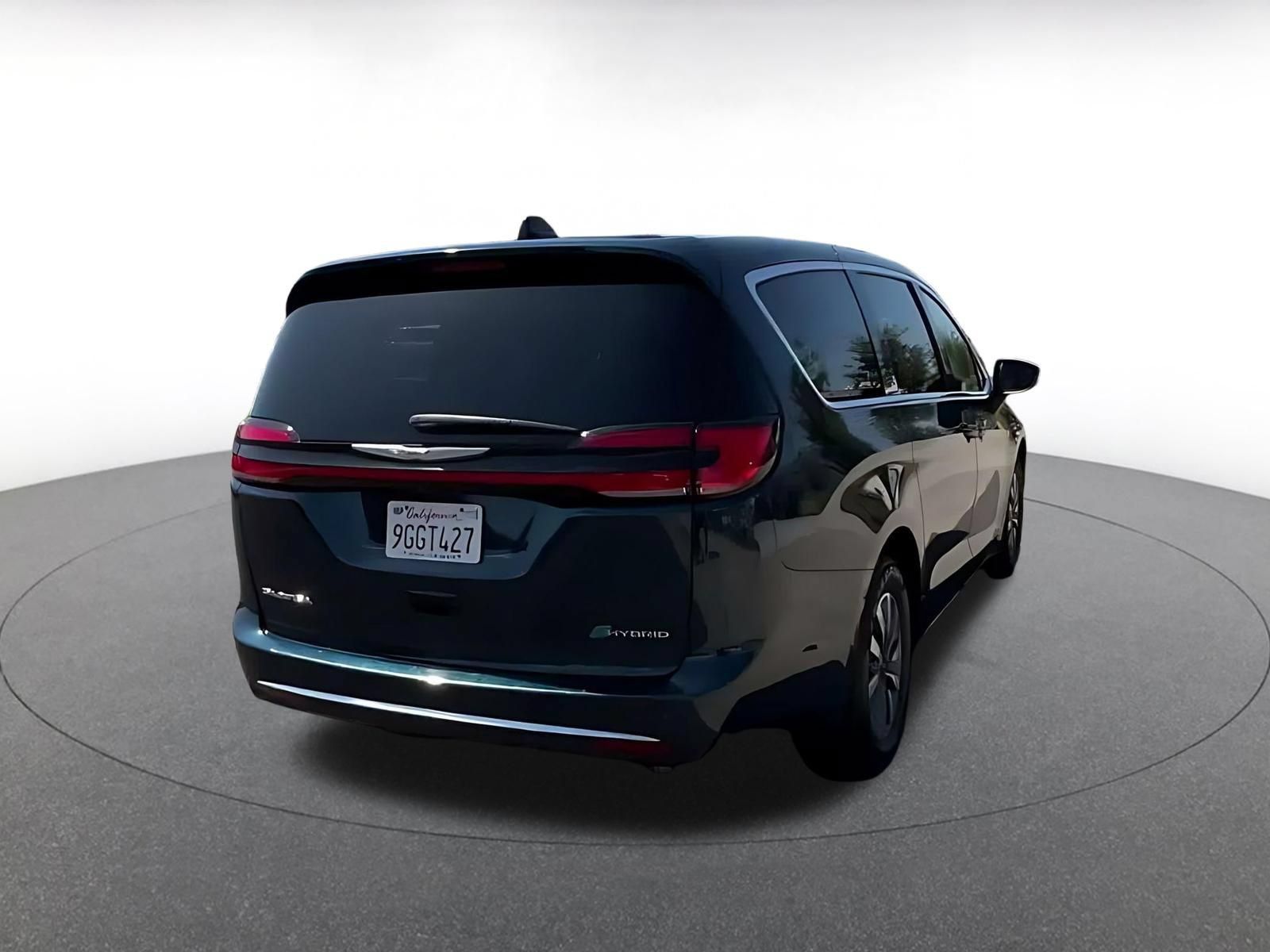 Used 2023 Chrysler Pacifica Touring-L FWD image 13
