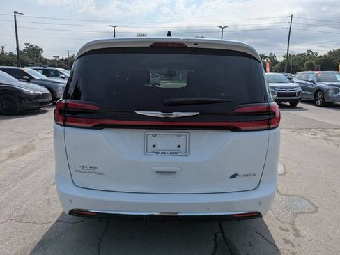 Used 2024 Chrysler Pacifica Limited FWD image 5