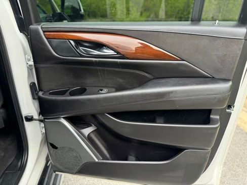 Used 2020 Cadillac Escalade ESV Luxury AWD/4WD image 16