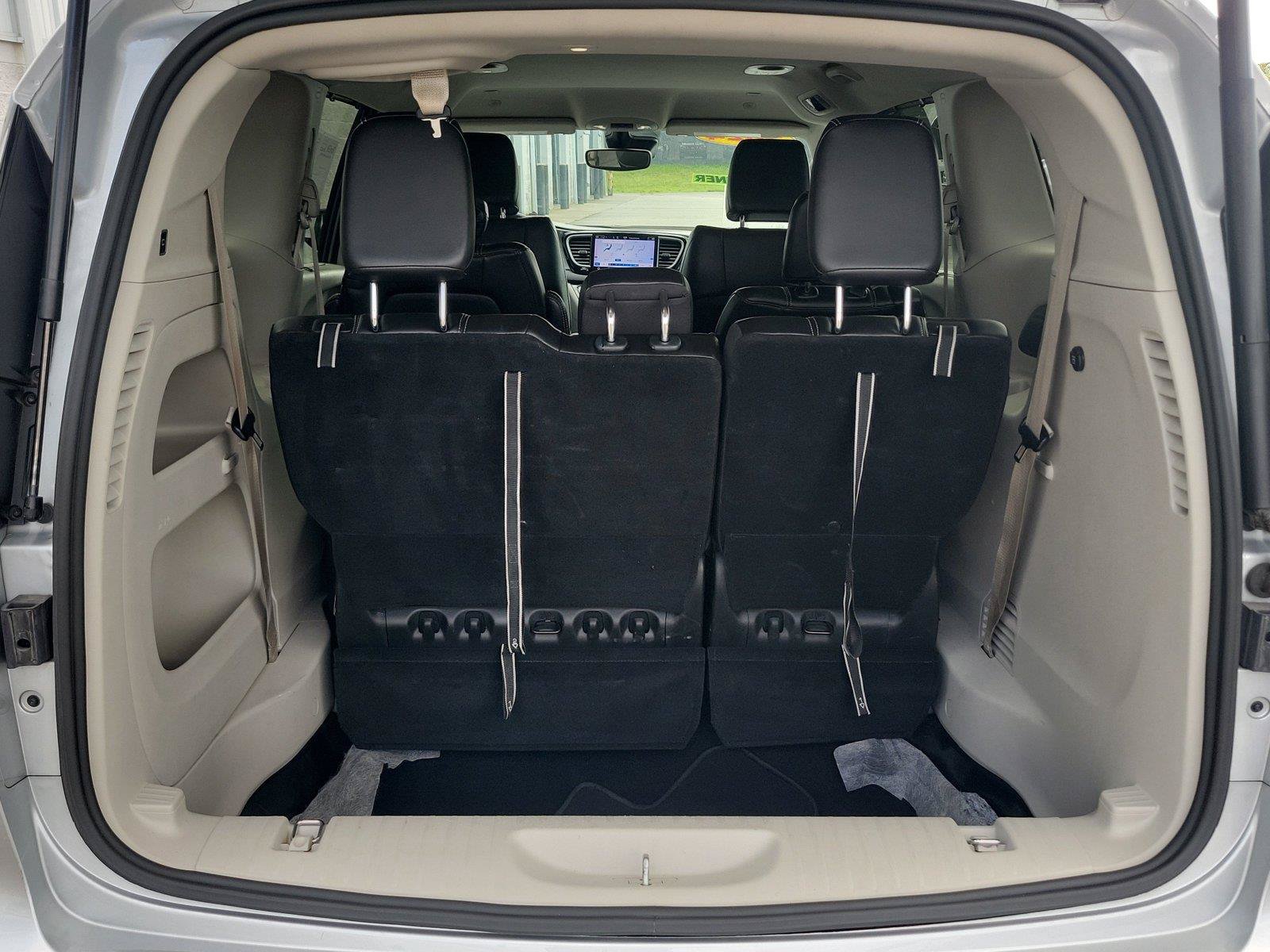 Used 2024 Chrysler Pacifica Touring-L FWD image 8