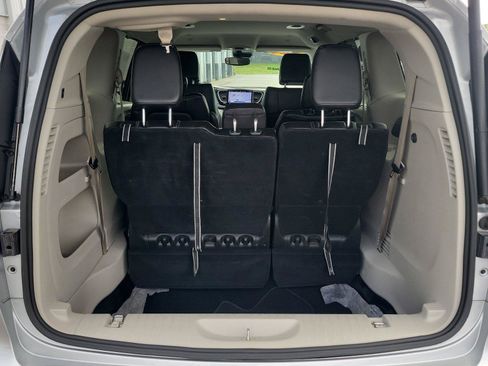 Used 2024 Chrysler Pacifica Touring-L FWD image 8