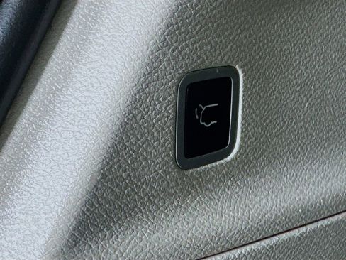 Used 2023 Chrysler Voyager LX FWD image 12