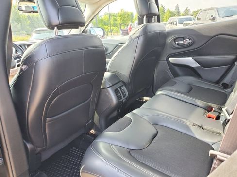 Used 2018 Jeep Cherokee Latitude Plus w/ Comfort/Convenience Group AWD/4WD image 11