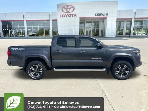 Used 2018 Toyota Tacoma TRD Sport AWD/4WD image 6