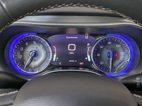 Used 2023 Chrysler Pacifica Touring-L FWD image 31