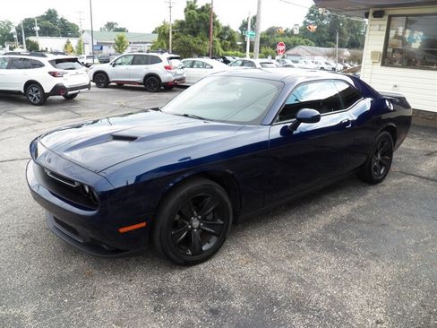 Used 2016 Dodge Challenger SXT RWD image 4