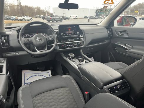 Used 2025 Nissan Pathfinder SV image 17