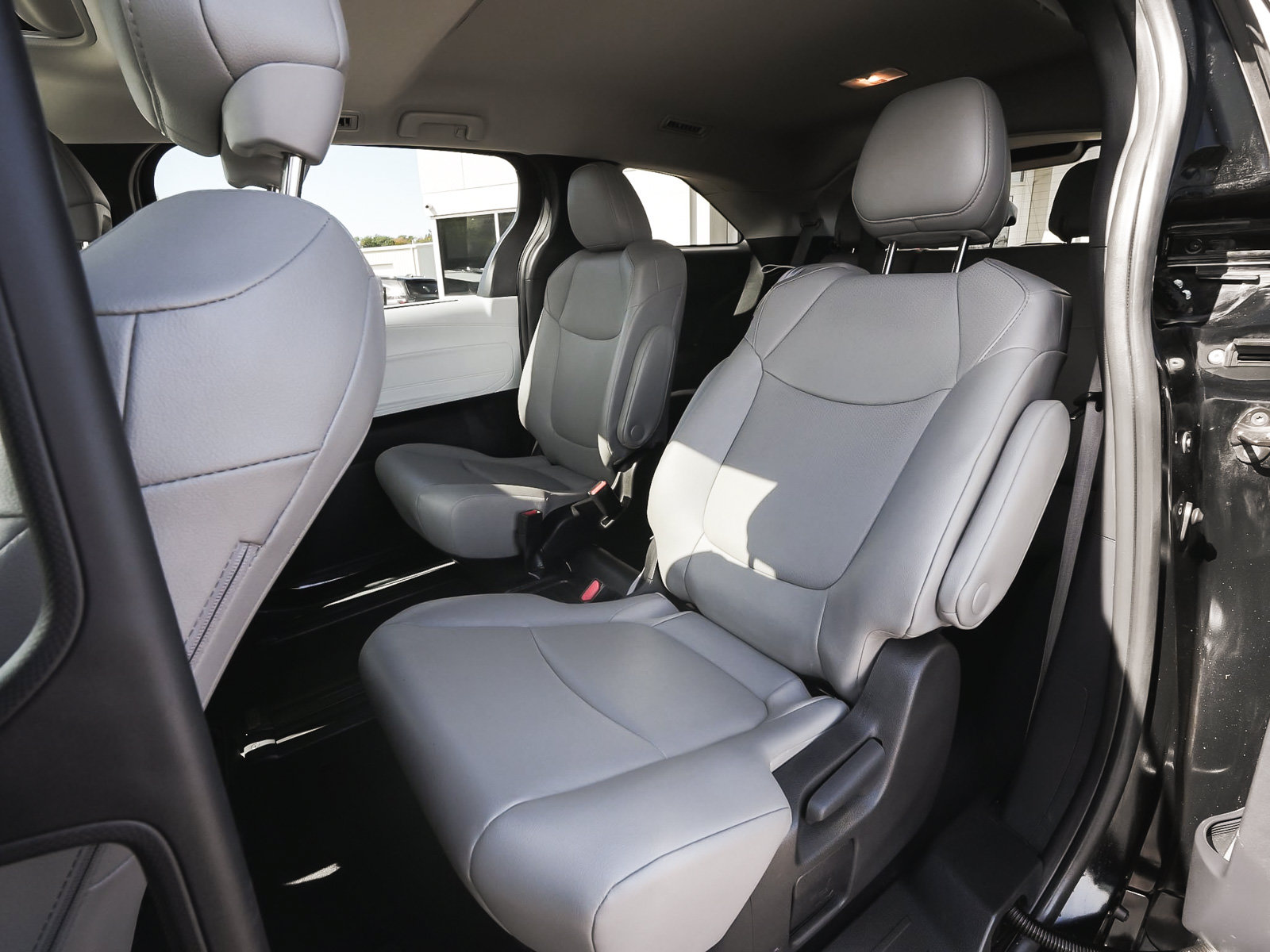 Used 2025 Toyota Sienna XLE FWD image 34