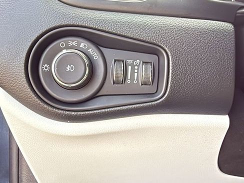 Used 2022 Jeep Renegade Latitude w/ Convenience Group AWD/4WD image 30