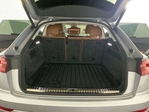 Used 2022 Audi Q8 Premium image 33