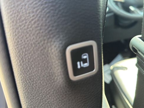 Used 2025 Chrysler Pacifica Select FWD image 32