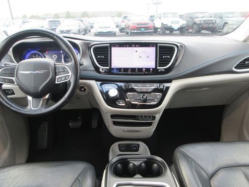 Used 2021 Chrysler Pacifica Touring-L image 16