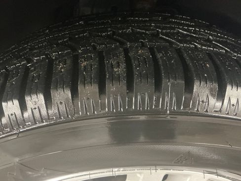 Used 2020 Ford Explorer XLT w/ Equipment Group 202A AWD/4WD image 12