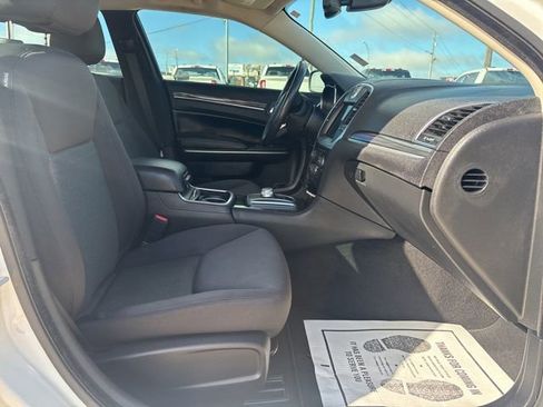 Used 2022 Chrysler 300 Touring w/ Sport Appearance Package image 10