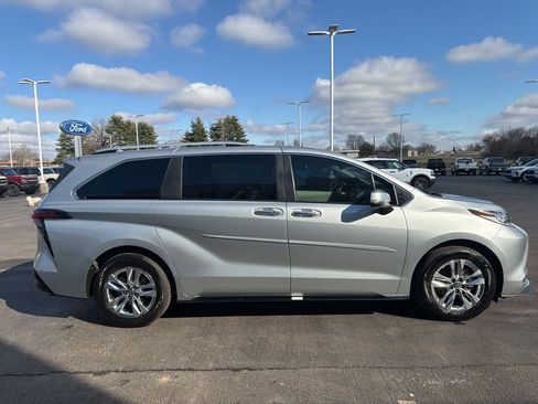Used 2024 Toyota Sienna Limited image 6