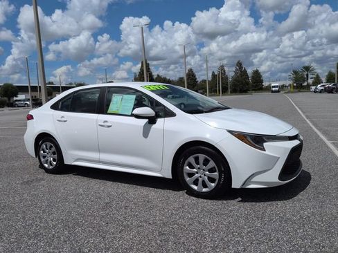 Used 2021 Toyota Corolla LE FWD image 2
