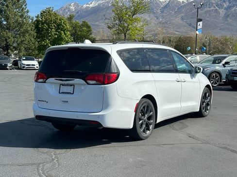 Used 2020 Chrysler Pacifica Touring-L Plus FWD image 4