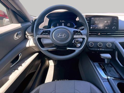 Used 2025 Hyundai Elantra SE w/ Cargo Package FWD image 5