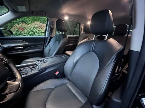 Used 2024 Toyota Grand Highlander AWD image 12
