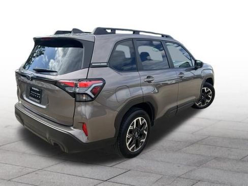 Used 2025 Subaru Forester Premium AWD/4WD image 6