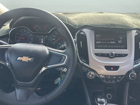 Used 2017 Chevrolet Cruze LS FWD image 11
