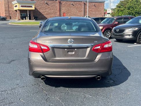 Used 2017 Nissan Altima 2.5 SL w/ Moonroof Package FWD image 7