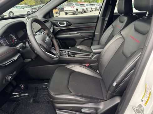 Used 2025 Jeep Compass Trailhawk AWD/4WD image 22