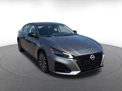 Used 2025 Nissan Altima 2.5 SV FWD image 3
