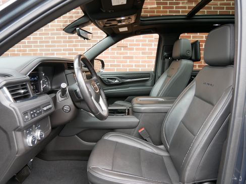 Used 2021 GMC Yukon XL Denali w/ Denali Premium Package AWD/4WD image 6