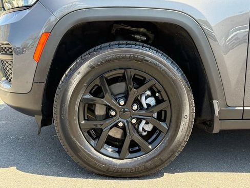 Used 2024 Jeep Grand Cherokee Altitude AWD/4WD image 17
