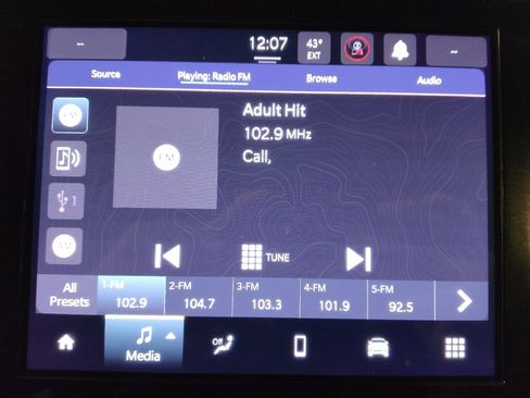 Used 2023 Jeep Grand Cherokee Laredo image 25